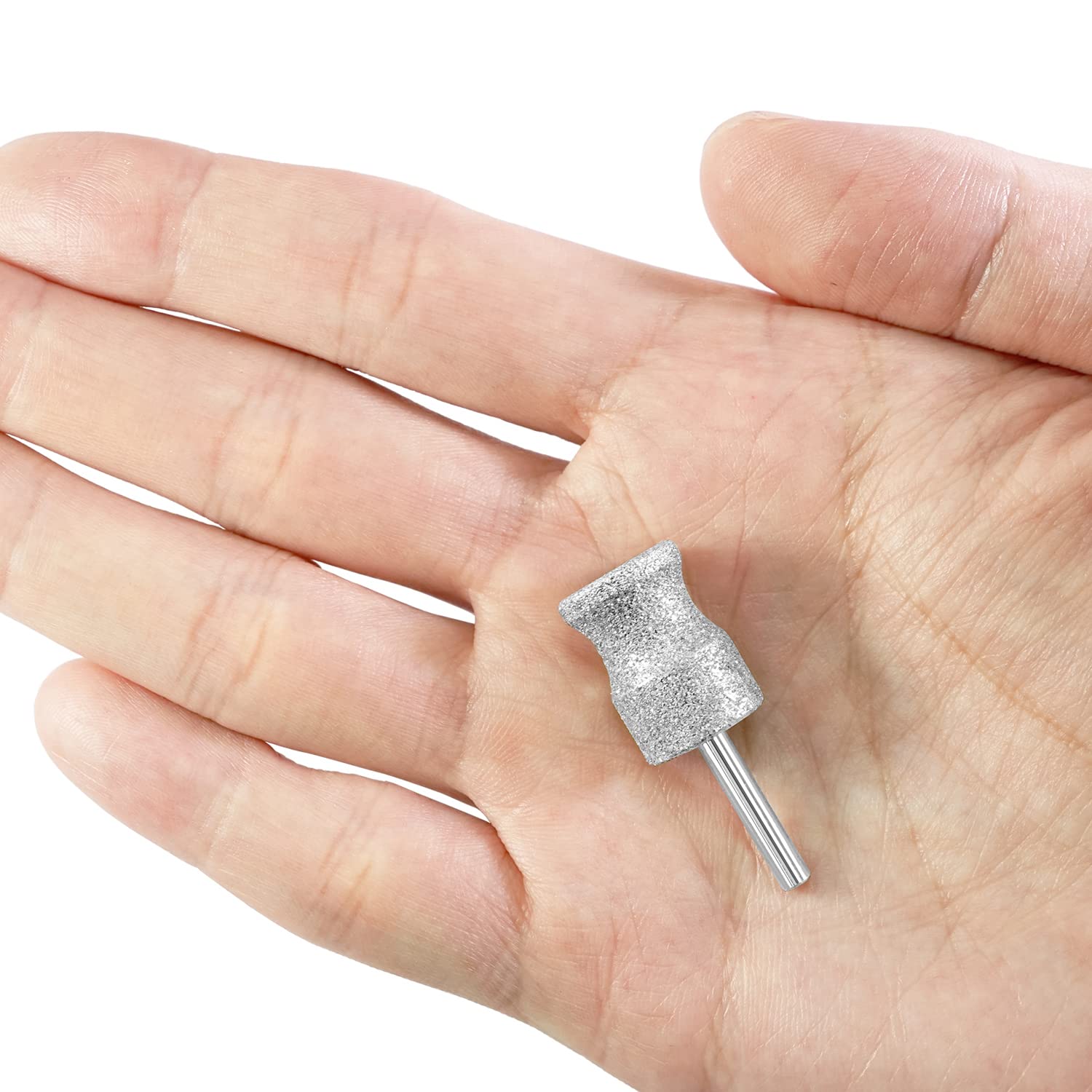 PLATGO en usage, meuleuse avec embout diamant limant une griffe, sécurité et confort
