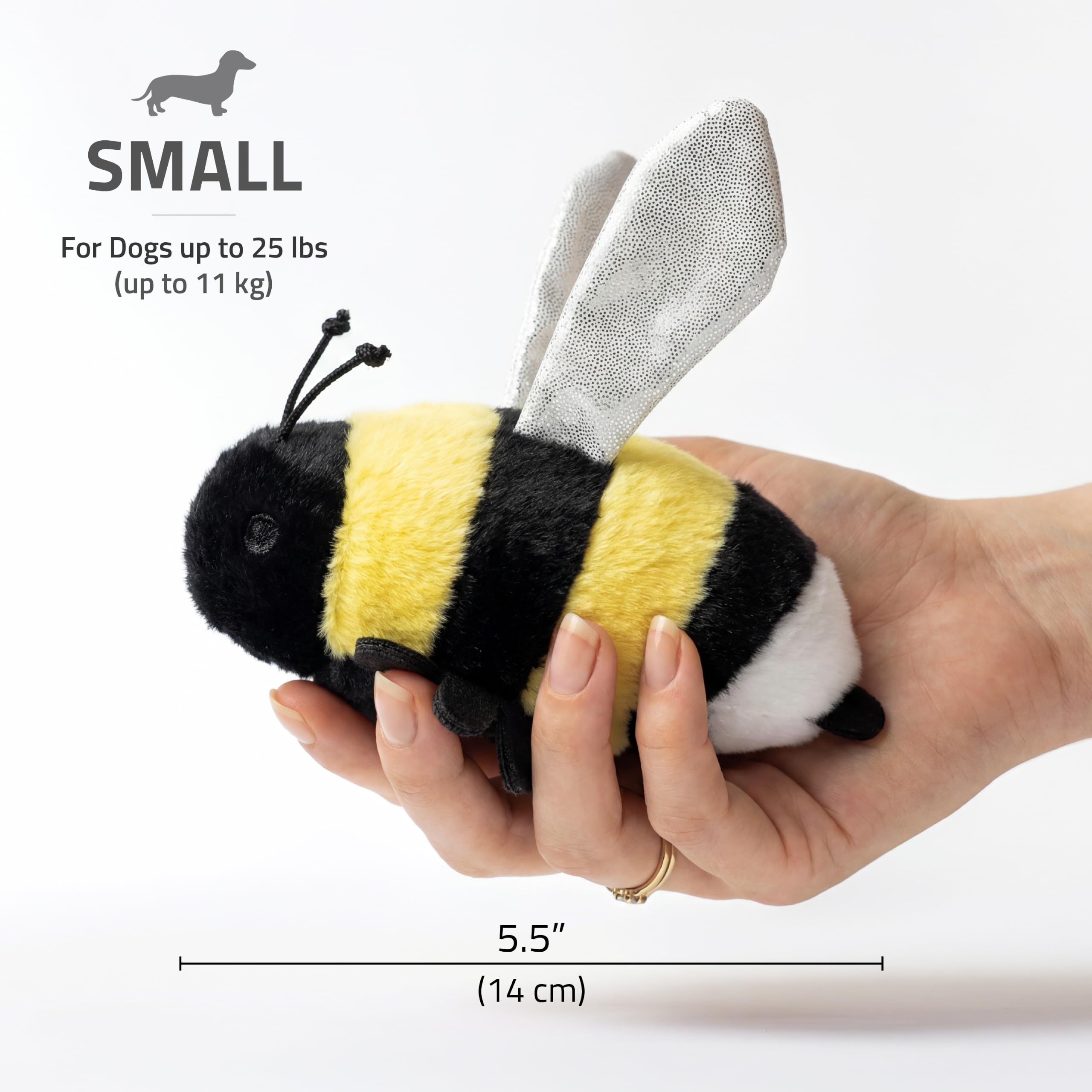 Playology Plush Bee comparaison de taille avec une main pour échelle
