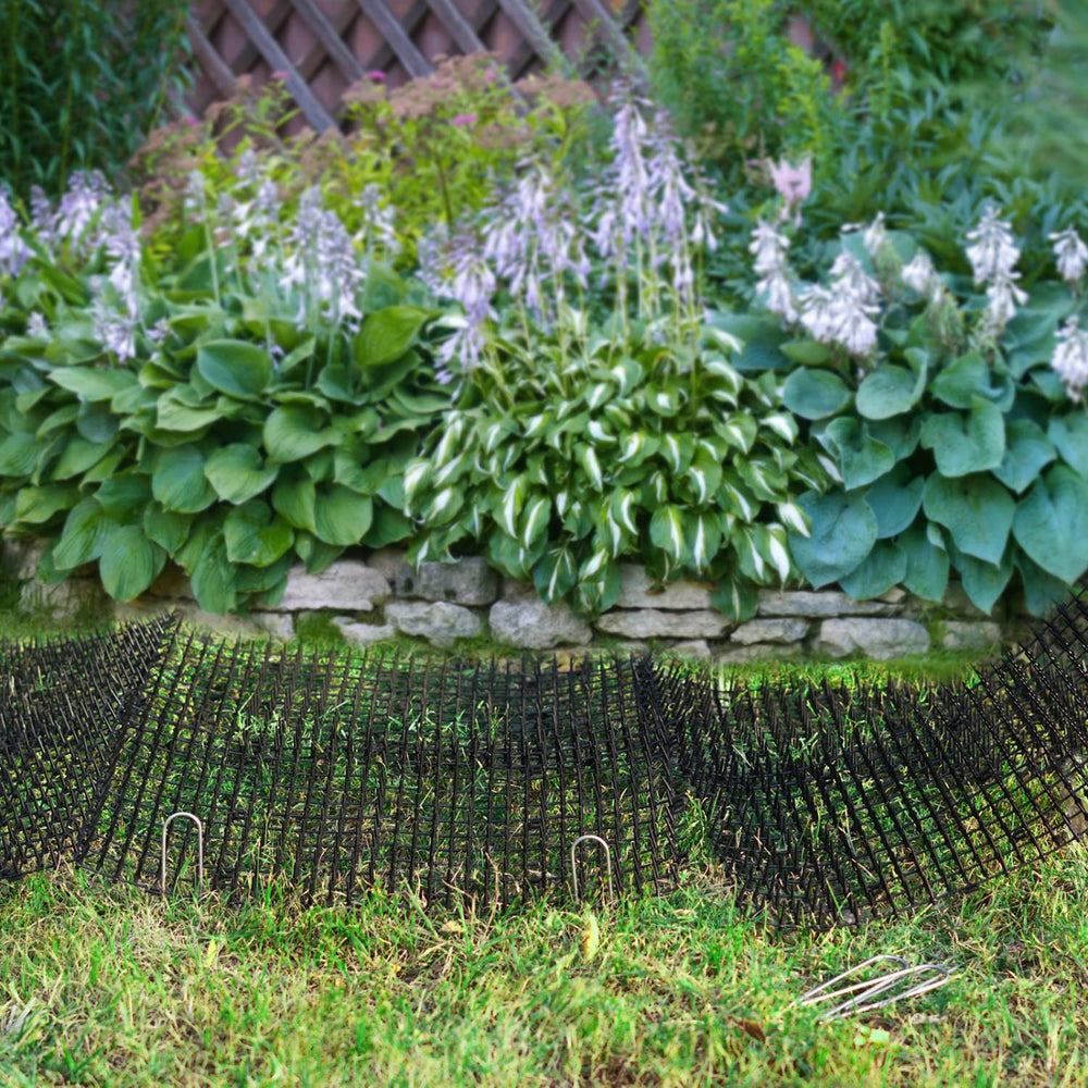 pomeat tapis installé dans jardin protégeant massifs de fleurs