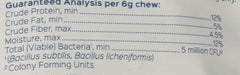 Probios friandises dans la main près d'un cheval, illustrant l'usage pratique