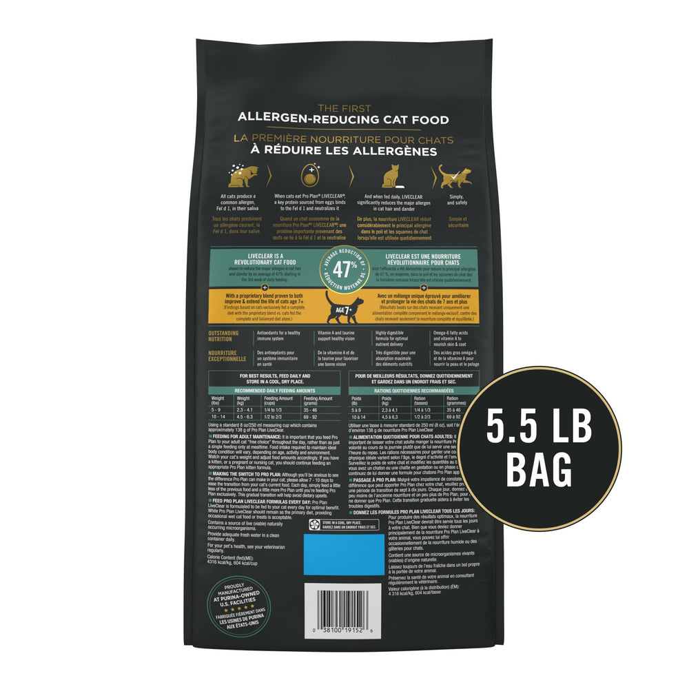 Purina Pro Plan LiveClear croquettes versées dans un bol pour portion quotidienne