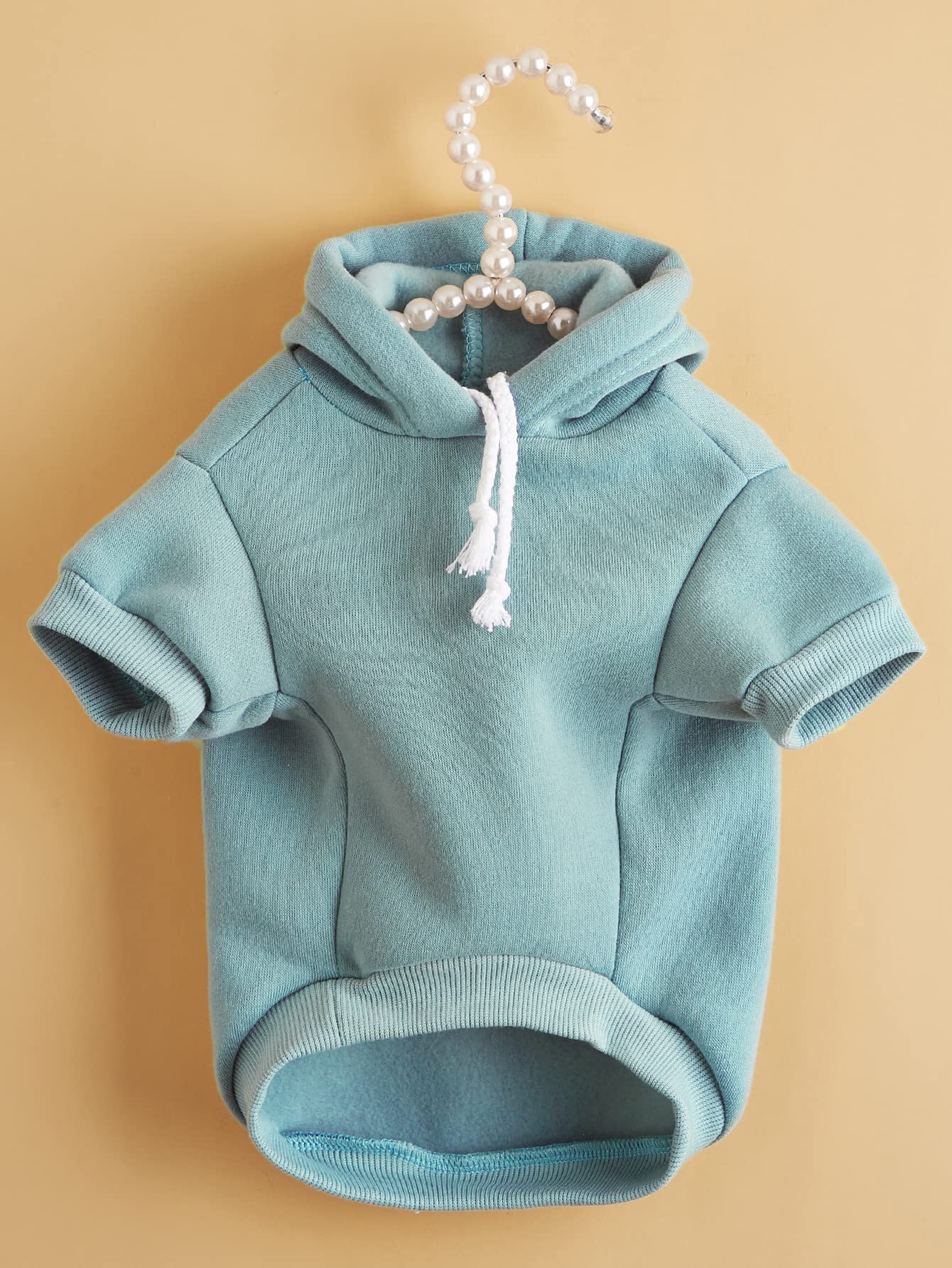 QWINEE hoodie porté par un petit chien en sortie, confort et liberté