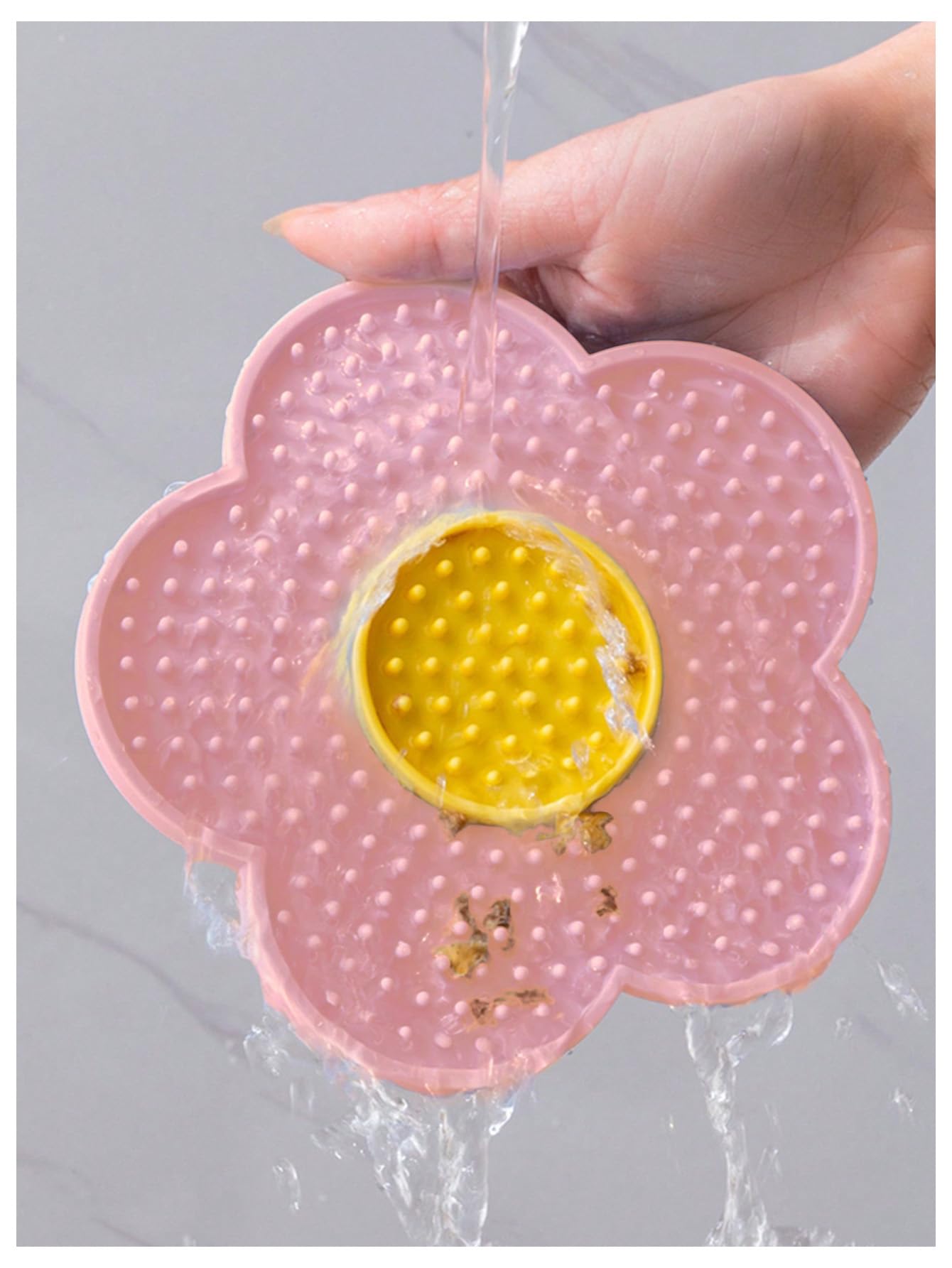 QWINEE gros plan texture montrant reliefs pour étaler nourriture et prolonger léchage