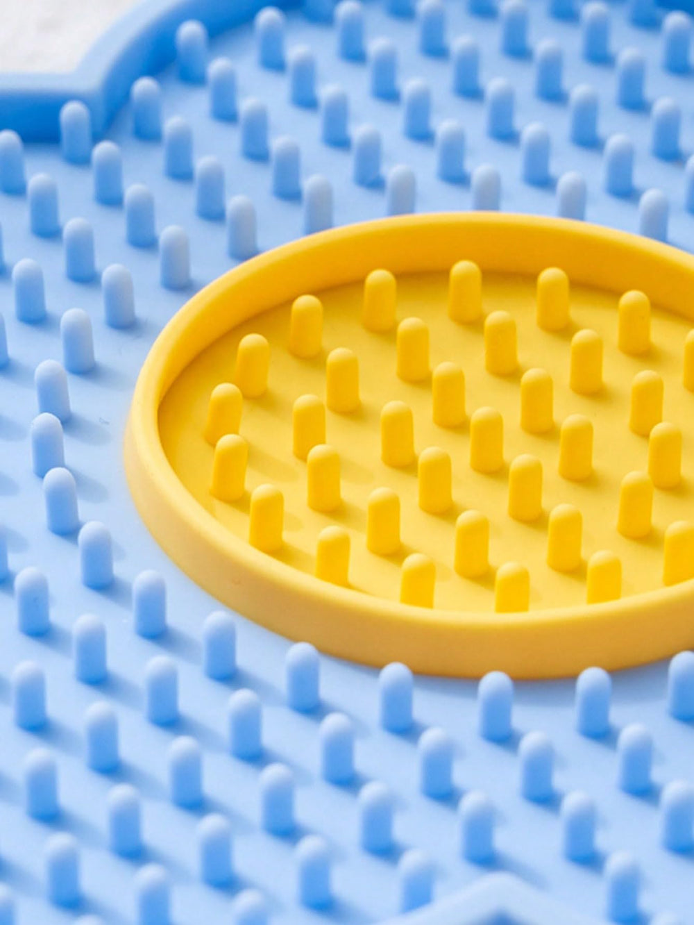 QWINEE tapis en usage avec chat explorant purée pour activité mentale et satiété