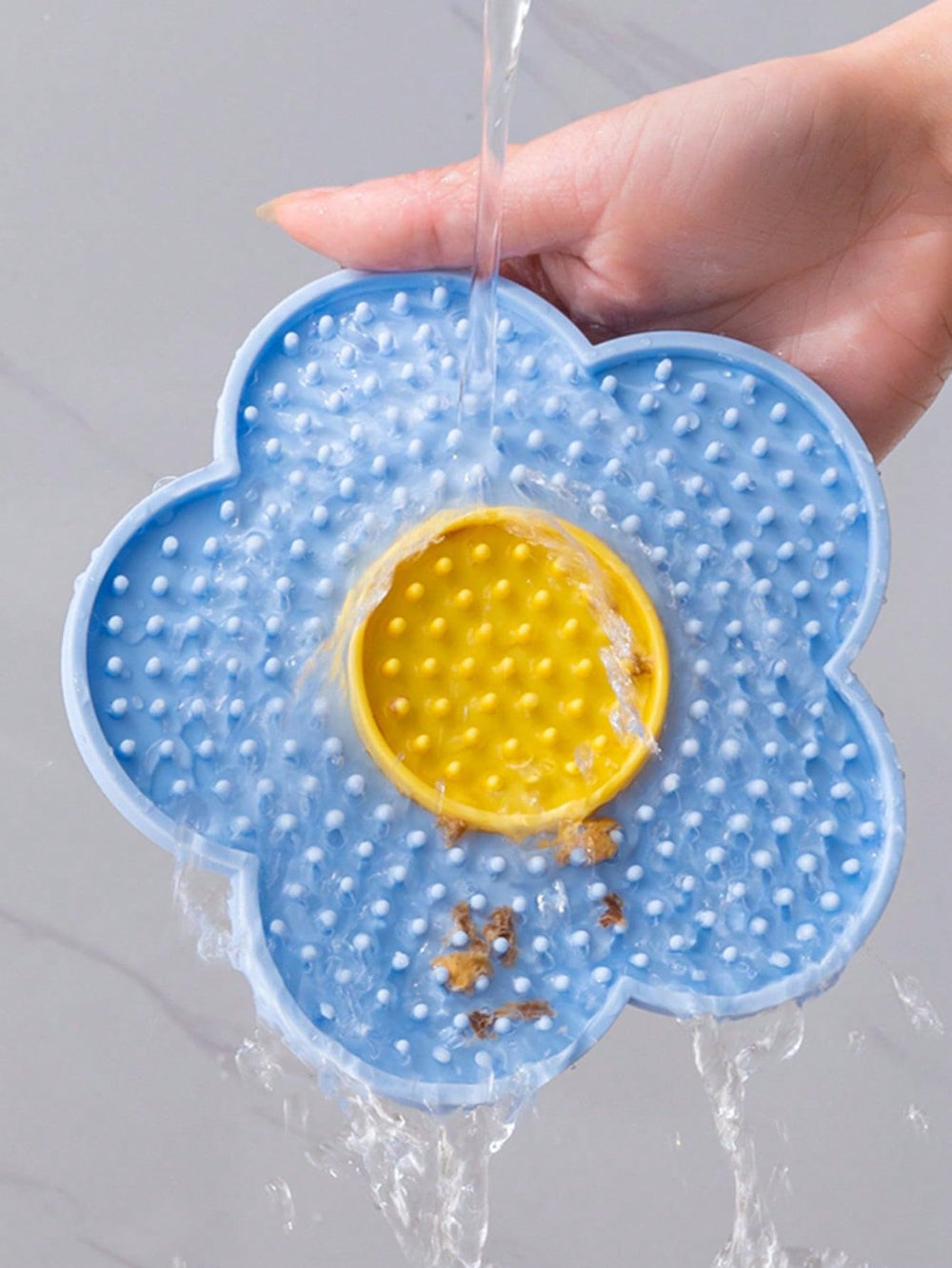 QWINEE tapis en usage avec chien léchant friandise pour prolonger durée du repas