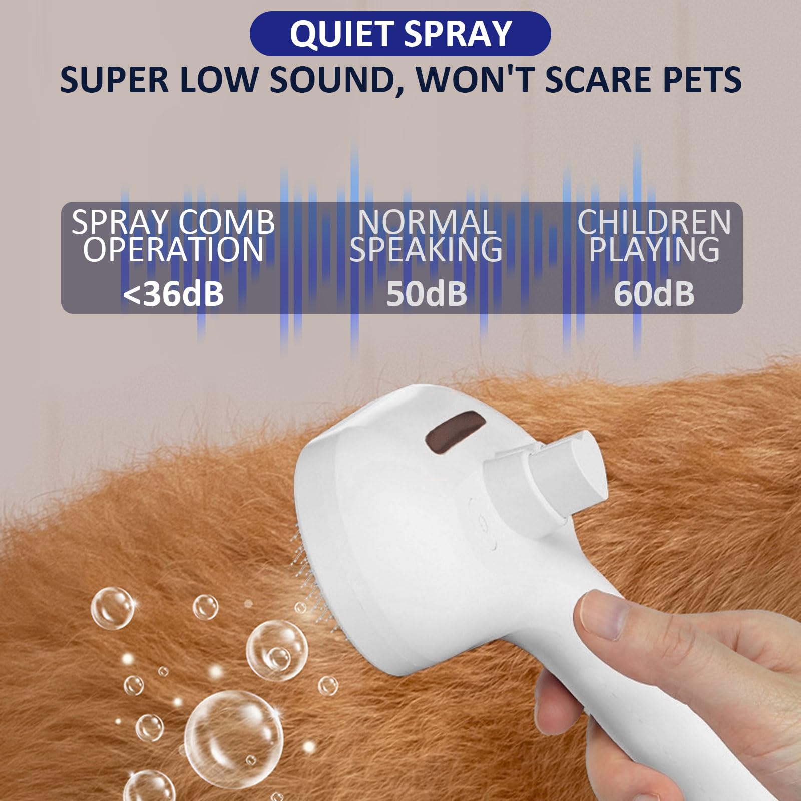ReNu Dog Brush tenu en main pour montrer légèreté et ergonomie