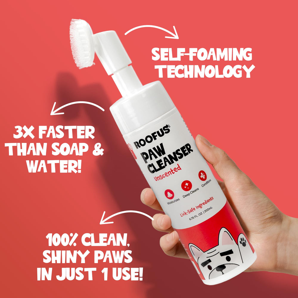 ROOFUS THE DOG brosse silicone gros plan, nettoie entre les doigts doucement