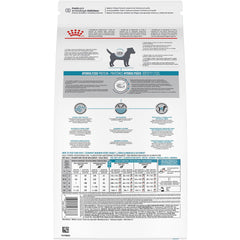 ROYAL CANIN granulés dans la main pour illustrer taille adaptée aux petites mâchoires