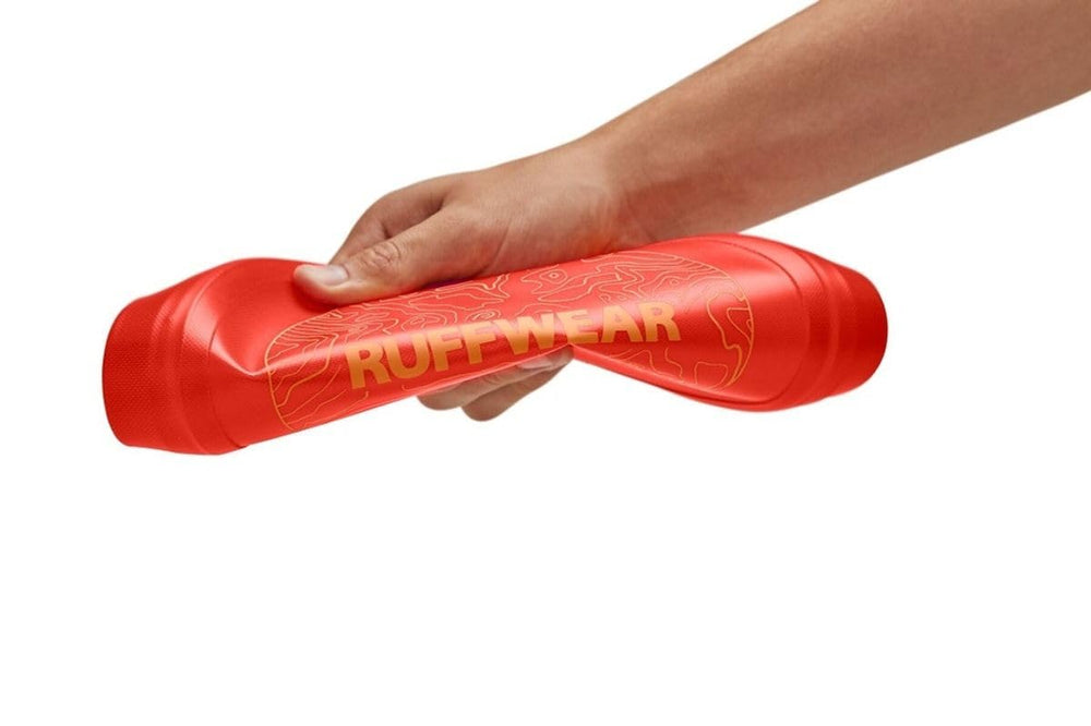 Ruffwear Camp Flyer plié dans une poche montrant portabilité et gain d'espace