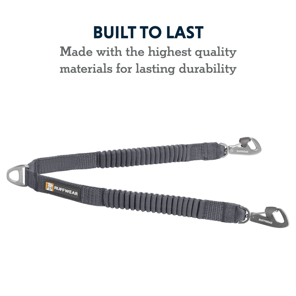 Ruffwear double track coupler en usage lors d’une promenade urbaine pour contrôle simplifié