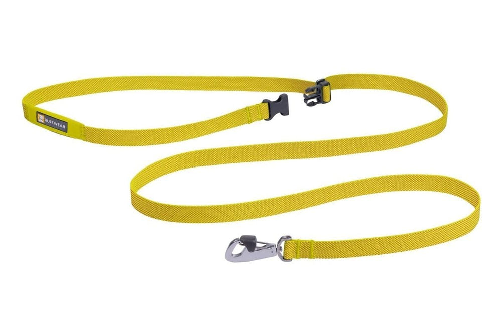 Ruffwear Flagline attachée à un chien sur sentier pour usage en extérieur
