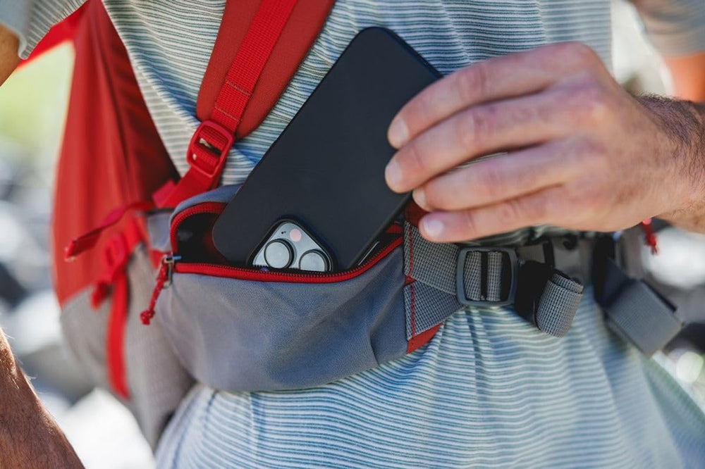 Ruffwear personne portant le sac sur l'épaule montrant confort et répartition du poids