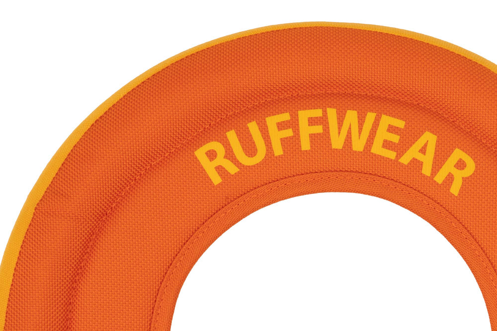 Ruffwear chien saisissant le disque en plein vol illustrant facilité de prise