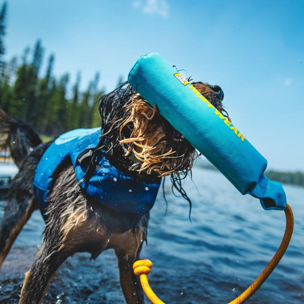 Ruffwear Lunker en action flottant sur l'eau pour une récupération aisée