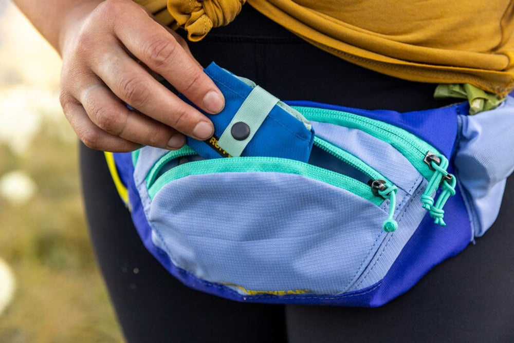 Ruffwear comparaison de taille avec une main pour évaluer légèreté