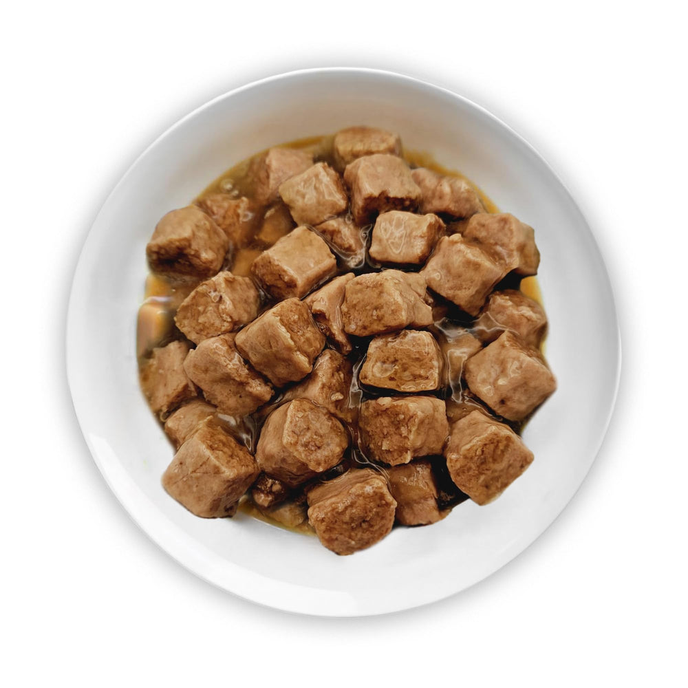Scoochie Pet Products pâtée servie dans un bol avec gravy riche améliorant l'appétence
