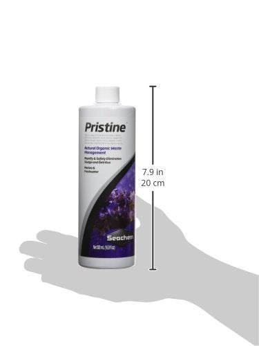 Bouteille Seachem Pristine 500 ml à l'échelle dans une main pour repère volume