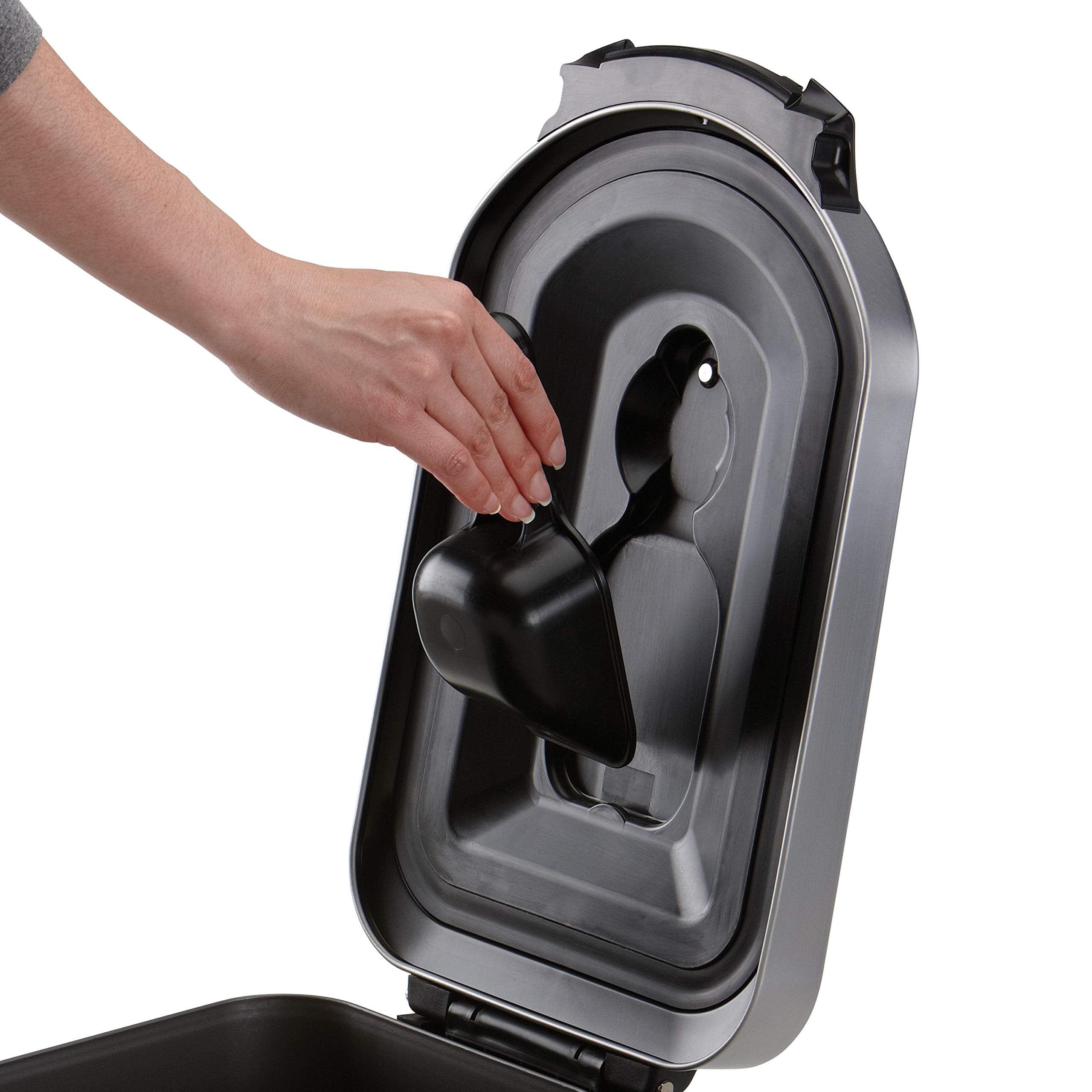 simplehuman comparaison de taille avec un sac de 25 lb pour échelle