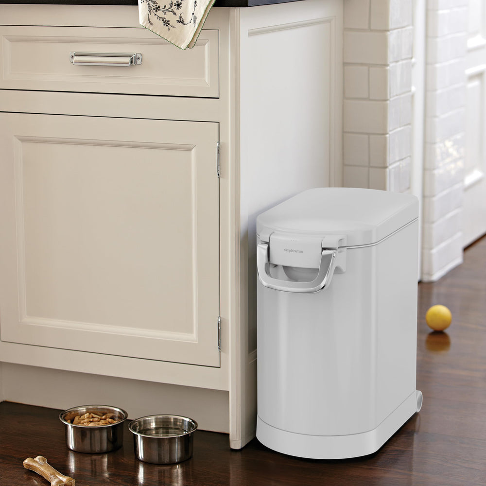 simplehuman comparaison échelle montrant capacité 11–13 kg en contexte