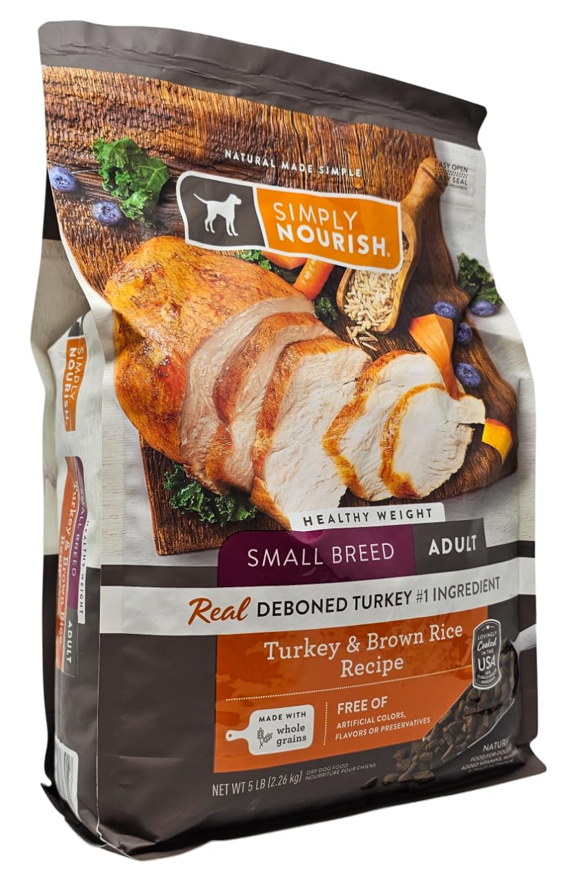 SIMPLY NOURISH petit chien mangeant dans la cuisine, démontrant l’acceptation et l’appétence