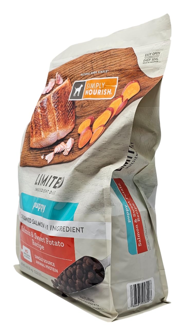 SIMPLY NOURISH gros plan croquette montrant texture et appétence pour chiots