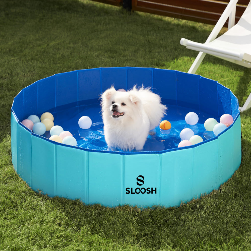 Sloosh piscine placée à côté d'un mètre pour comparaison de taille et échelle claire