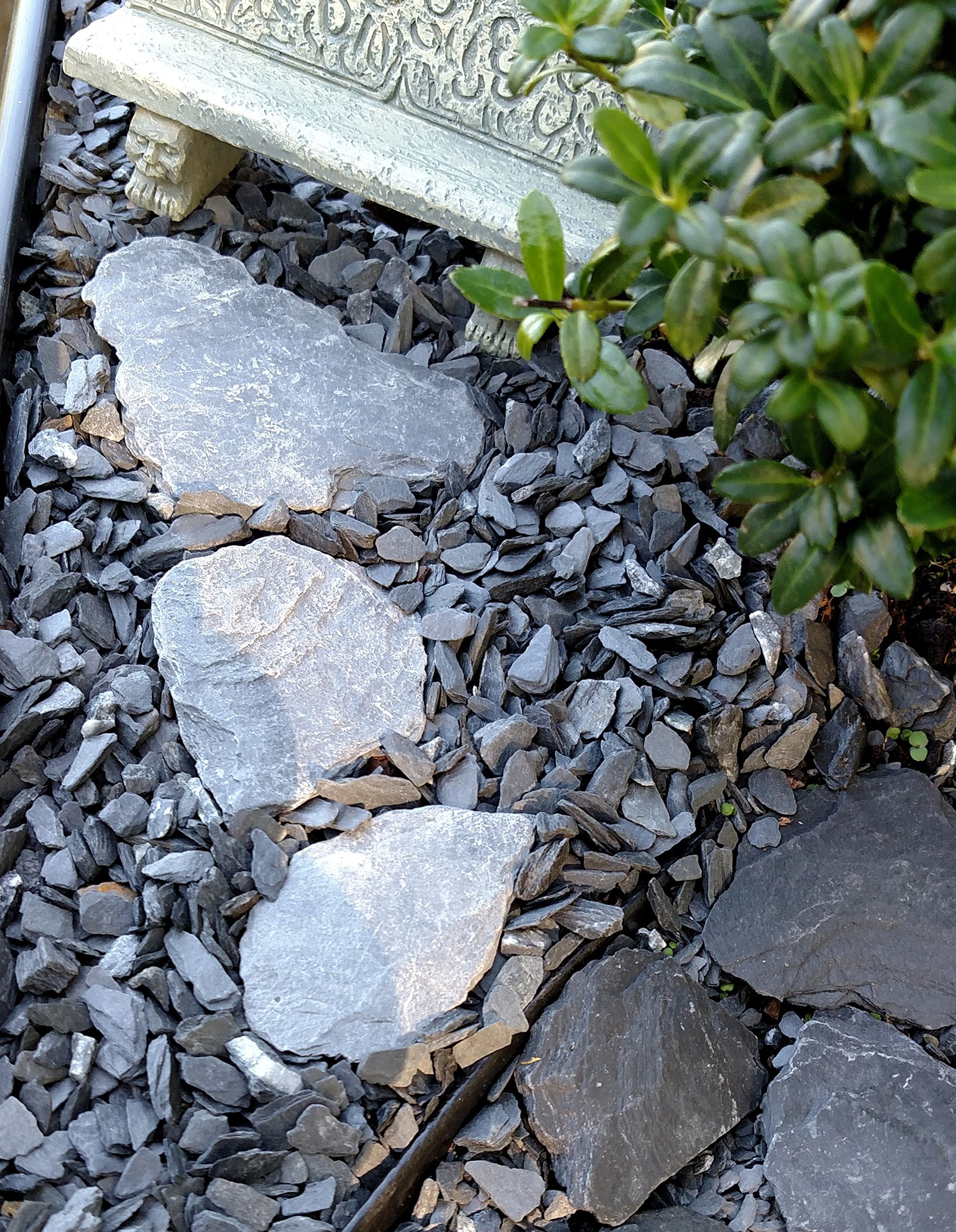 Small World Slate & Stone gravillon dans aquarium créant contraste et profondeur