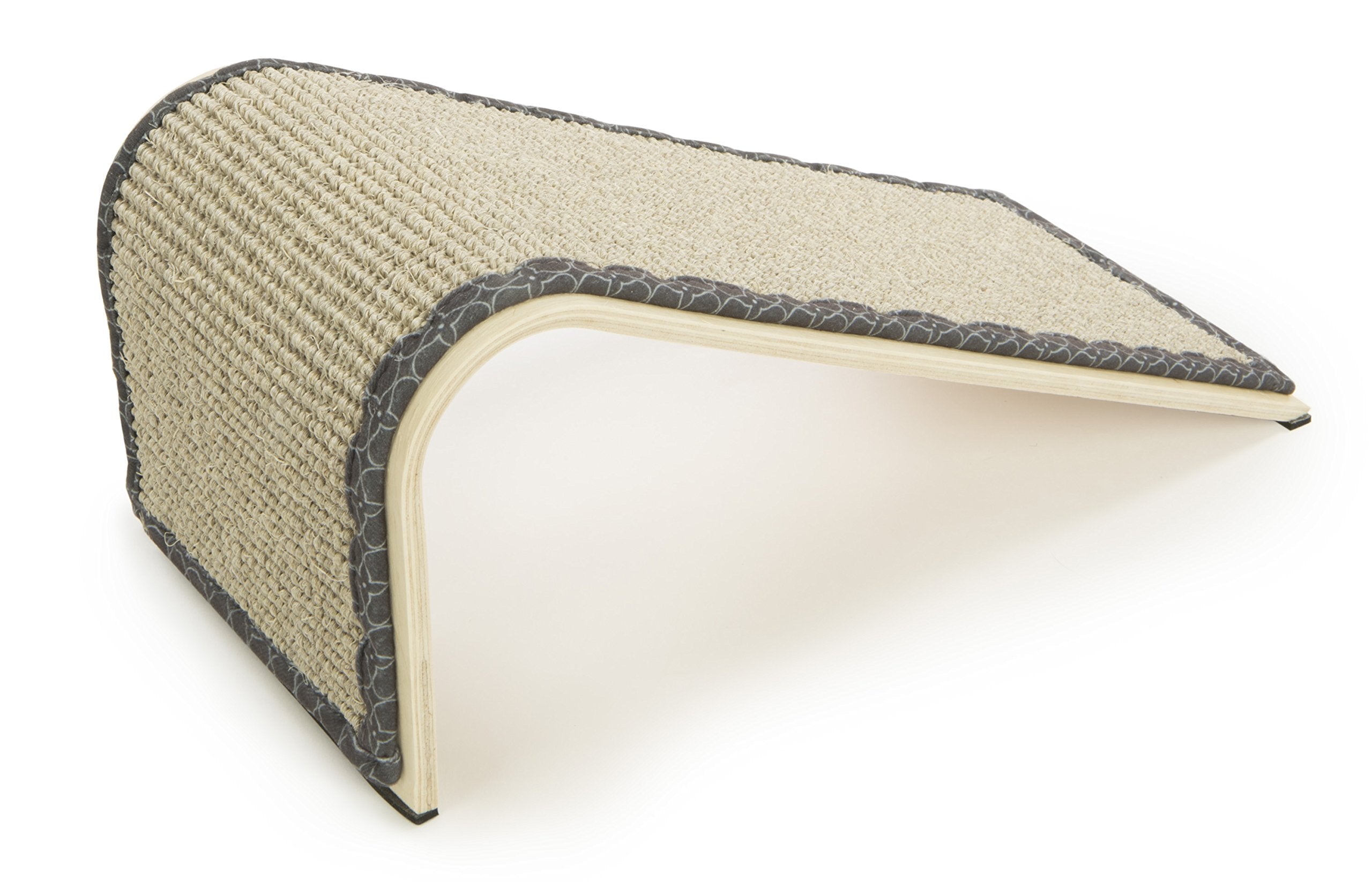 SmartyKat main touchant la texture sisal pour évaluer la robustesse