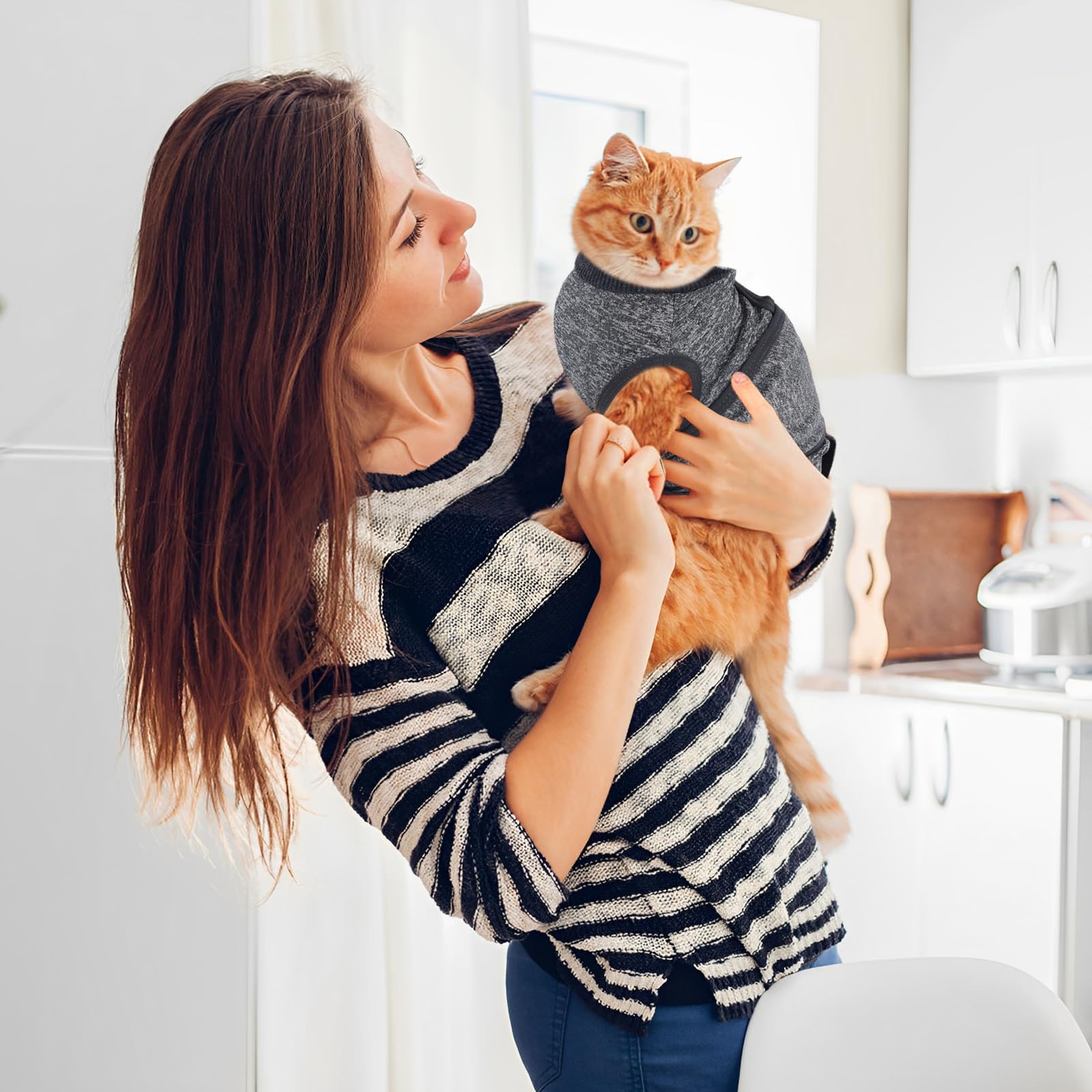 SoeKoa veste portée par chat en cage de transport pour calmer en voyage
