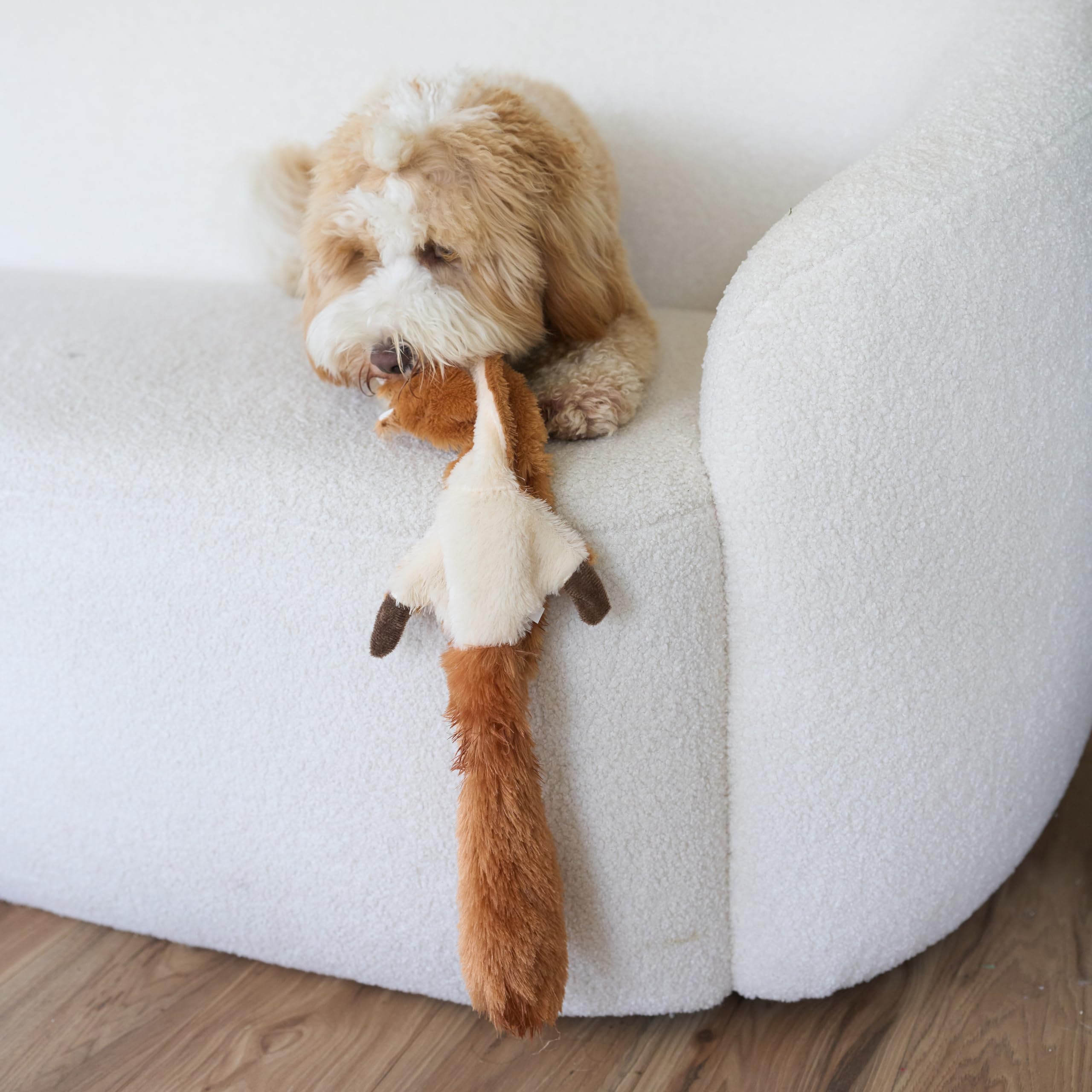 SPOT matière peluche montrée à la main indiquant douceur non toxique