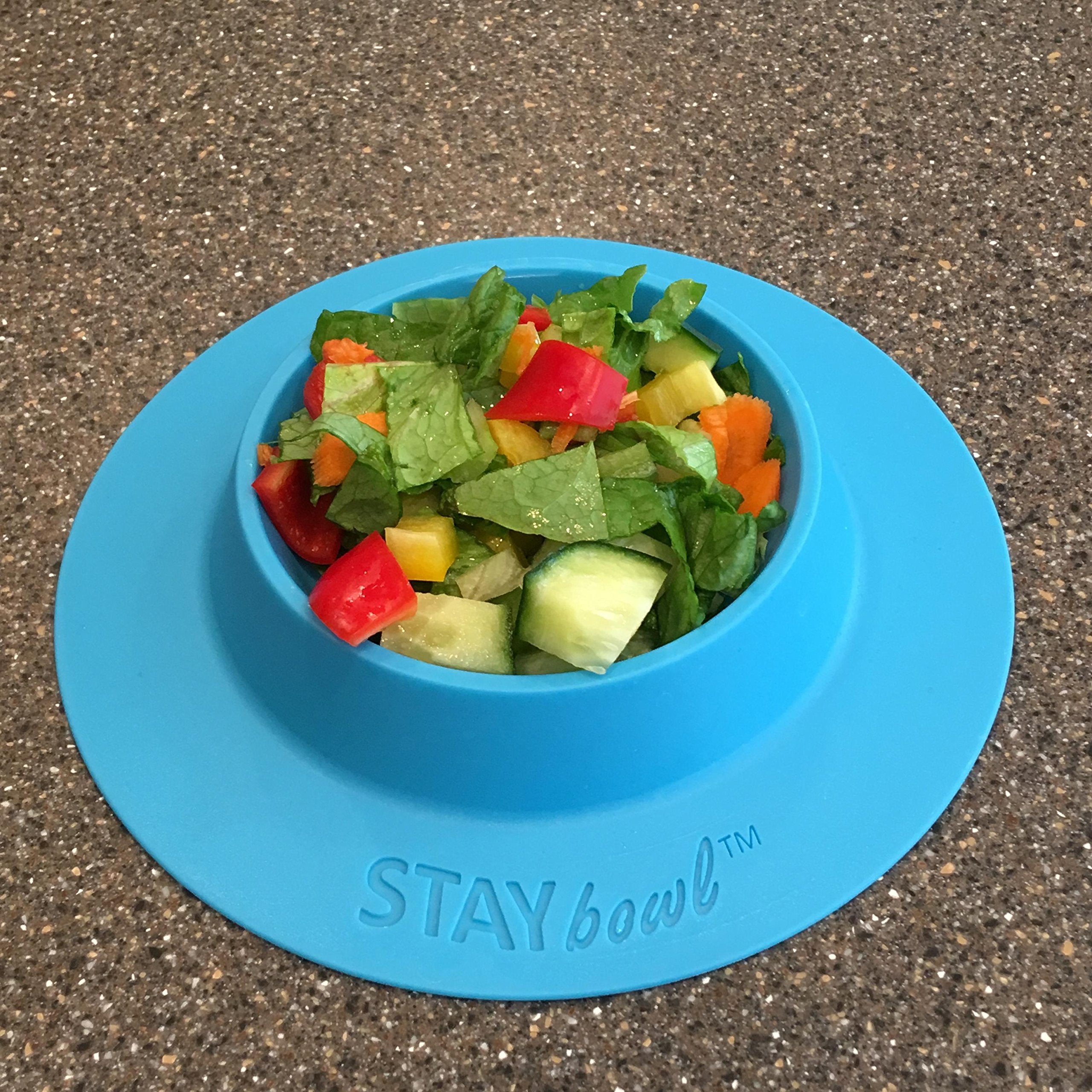 STAYbowl comparaison taille avec main illustrant capacité 3/4 tasse pratique