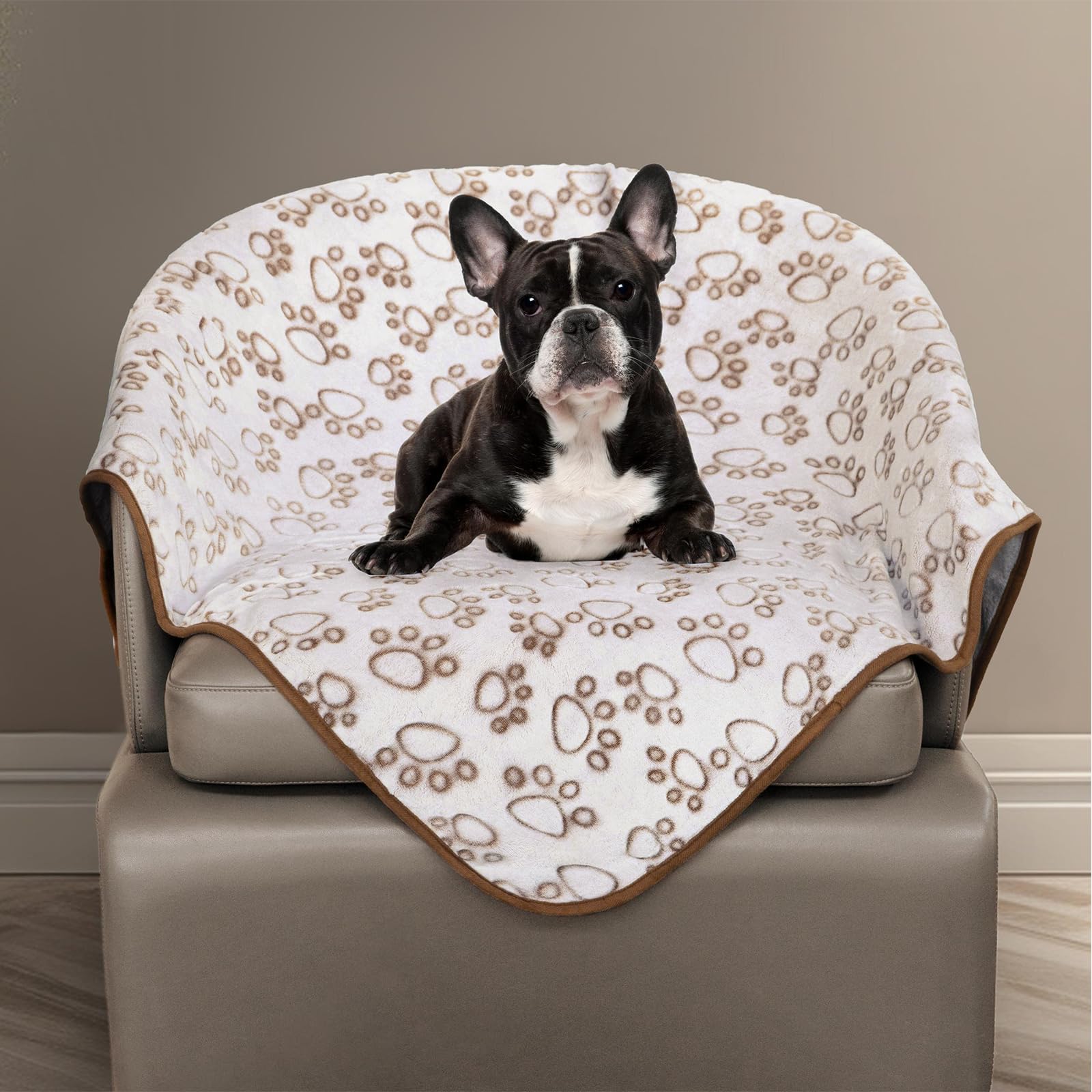 Couverture Stuffed vue avant montrant le motif pattes et le format pratique