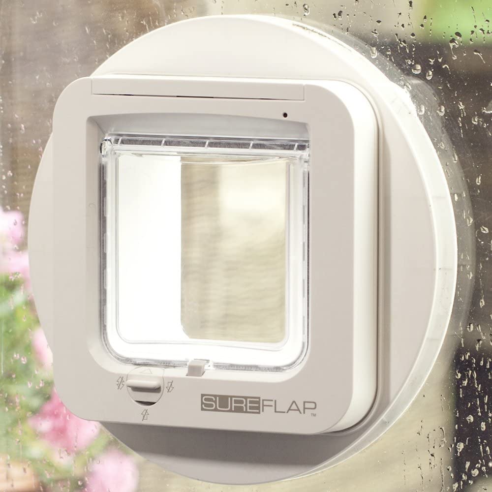 SureFlap adaptateur en cours d'installation sur mur et vitre pour étanchéité améliorée