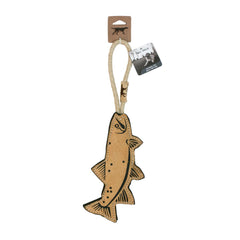 Tall Tails chien tenant le Trout Tug pendant un jeu interactif en plein air