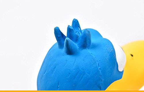 Gros plan sur le sifflet du Tamu style poulet montrant le son engageant lors de la mastication