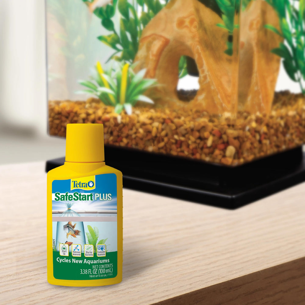 Tetra SafeStart Plus ajouté à un nouvel aquarium sécurisant l'introduction des poissons