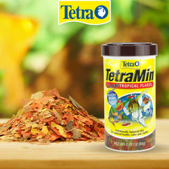 Tetra main dosant flocons illustrant portionnement simple et contrôle des déchets