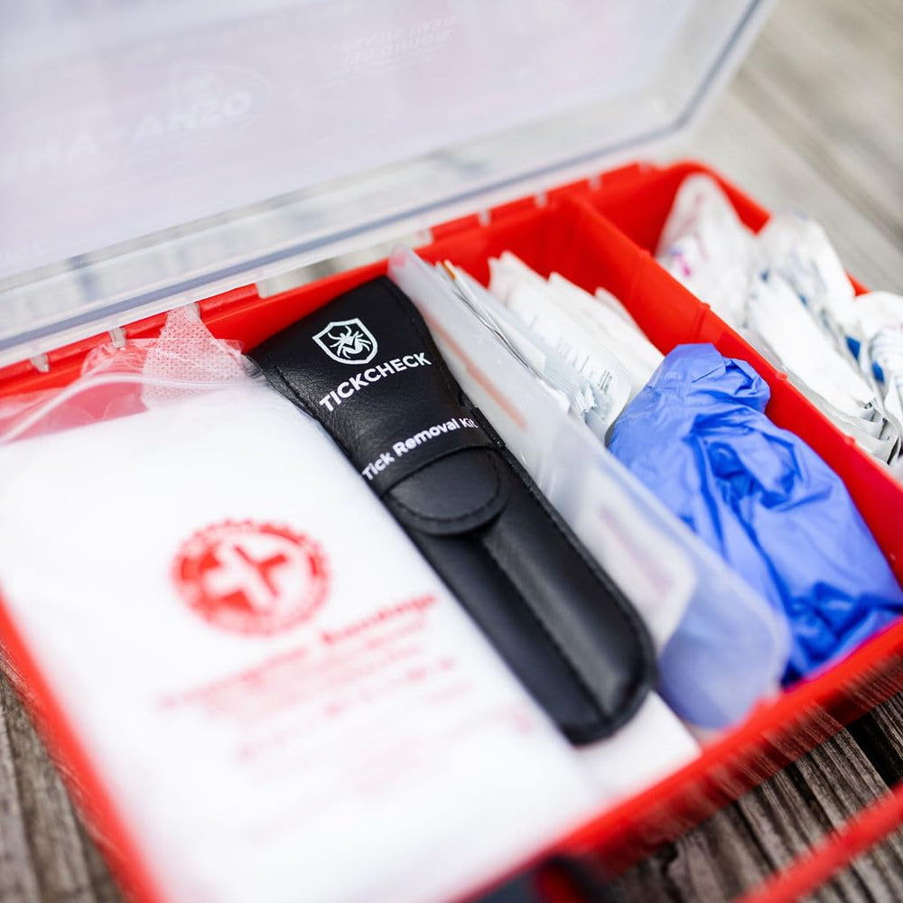 TickCheck kit placé dans un sac à dos prêt pour sorties et randonnées