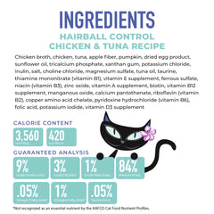 Tiki Cat chat mangeant la mousse, favorise hydratation et plaisir alimentaire
