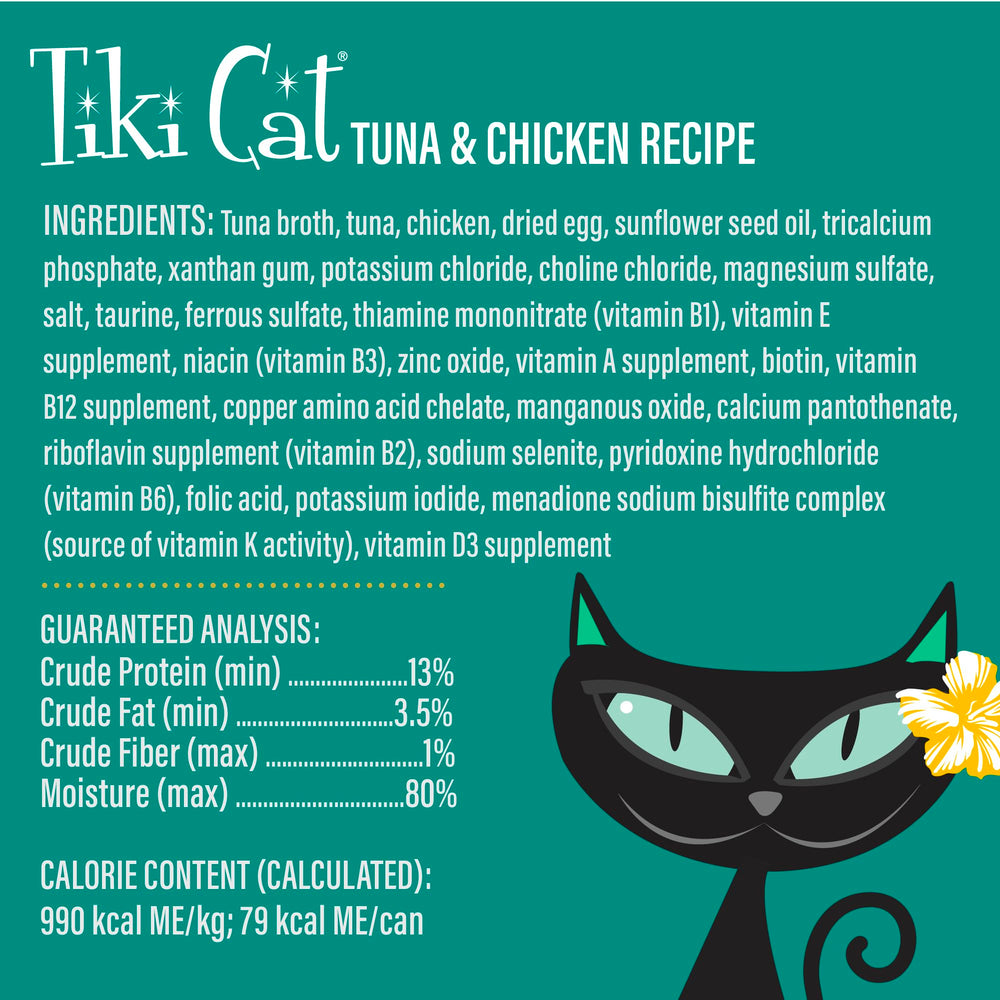 Tiki Pets chat adulte reniflant la mousse soulignant l’arôme attractif et naturel
