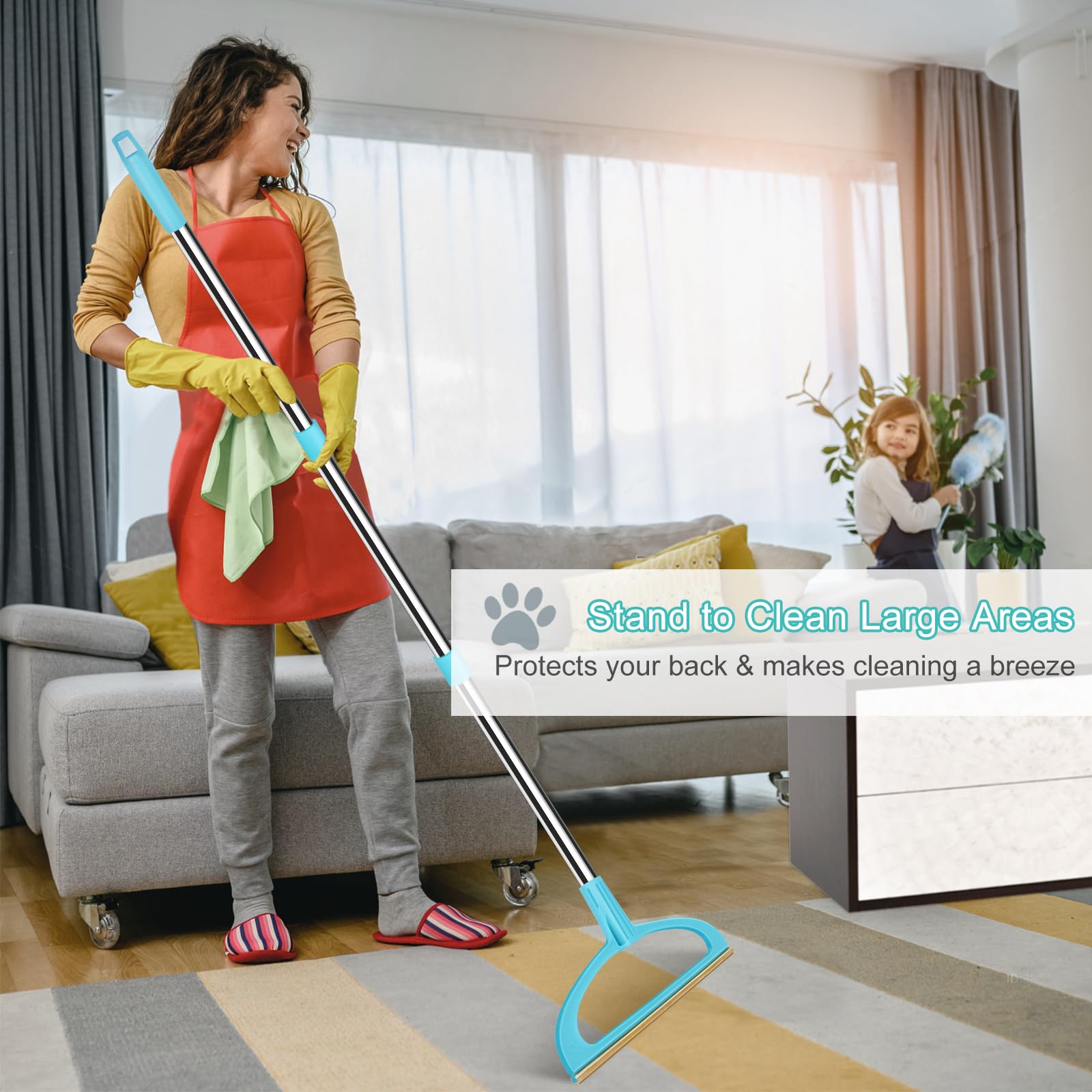 TOSMAL en action sur canapé facilitant nettoyage sans aspirateur