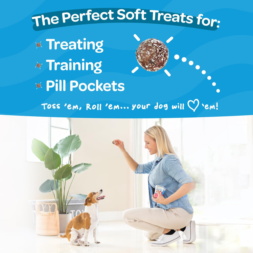 TREAT-A-BALLS tenue en main pour comparer la taille et faciliter le dosage