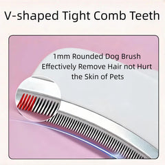 Treayes brosse utilisée sur petit chien pour réduire la mue