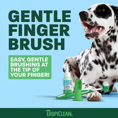 TropiClean brosse à doigt en usage offrant contrôle et contact rassurant