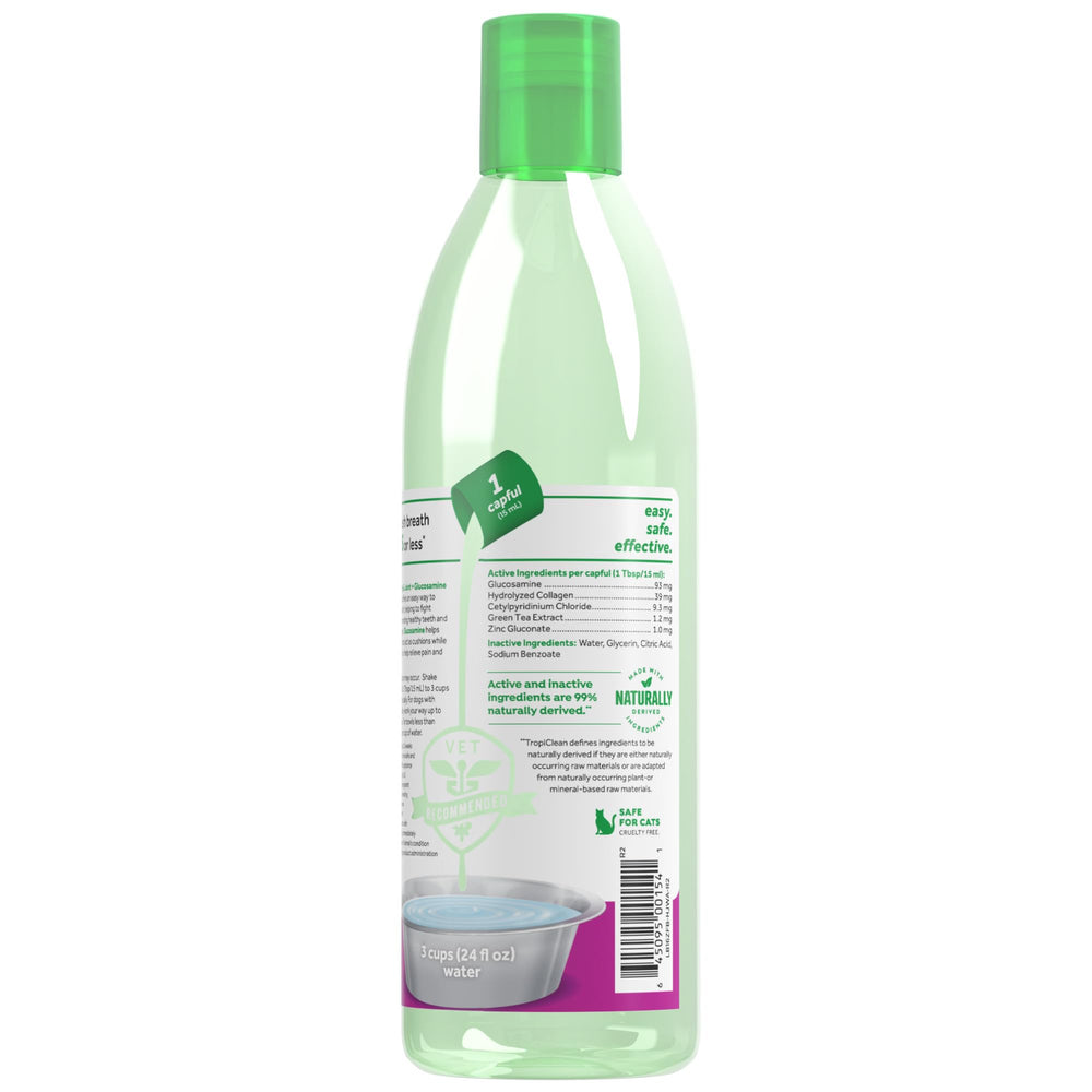Bouteille TropiClean dans un jardin en situation réelle montrant usage quotidien facile