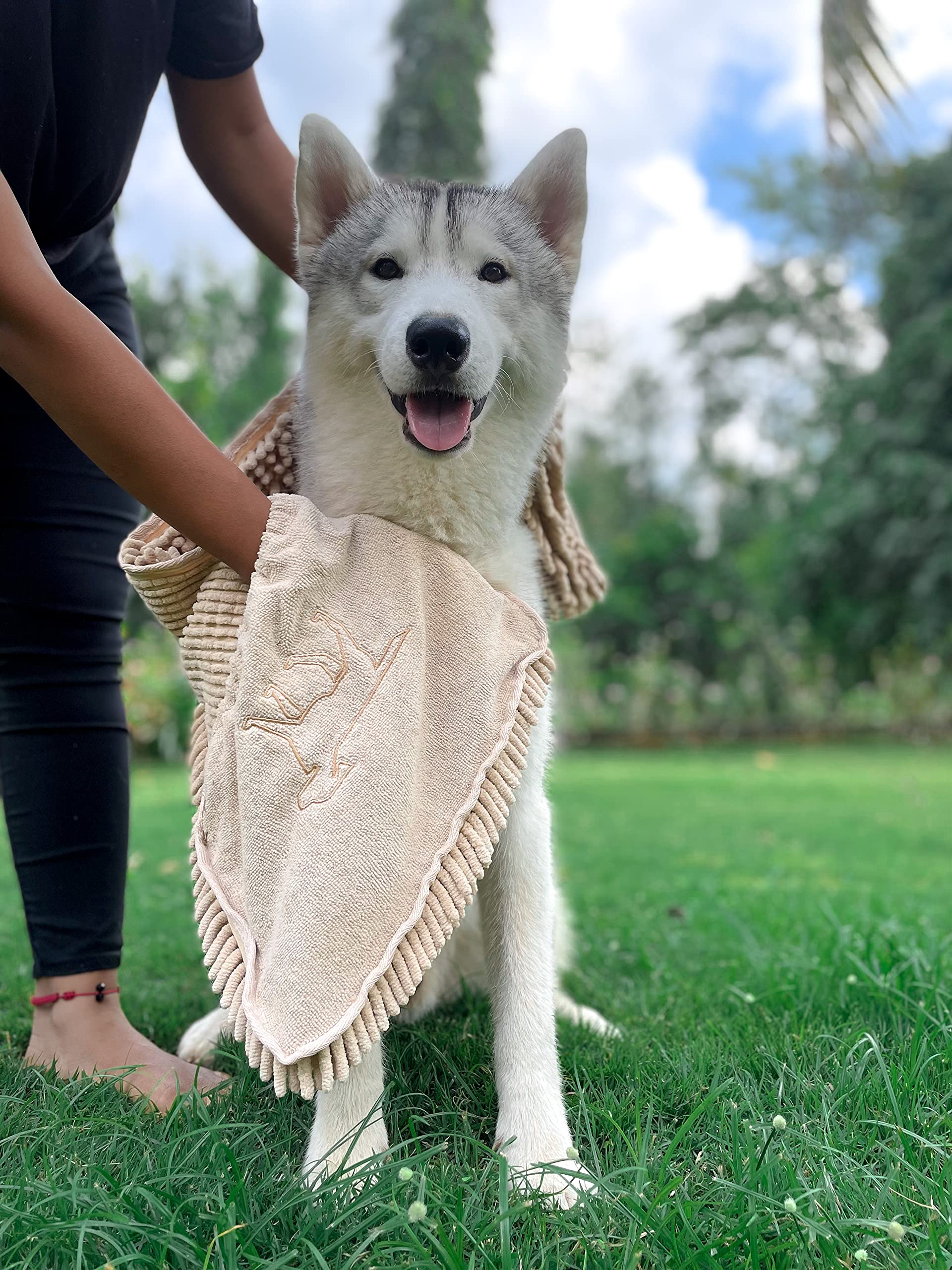 Tuff Pupper serviette utilisée en extérieur après pluie pour nettoyage pratique