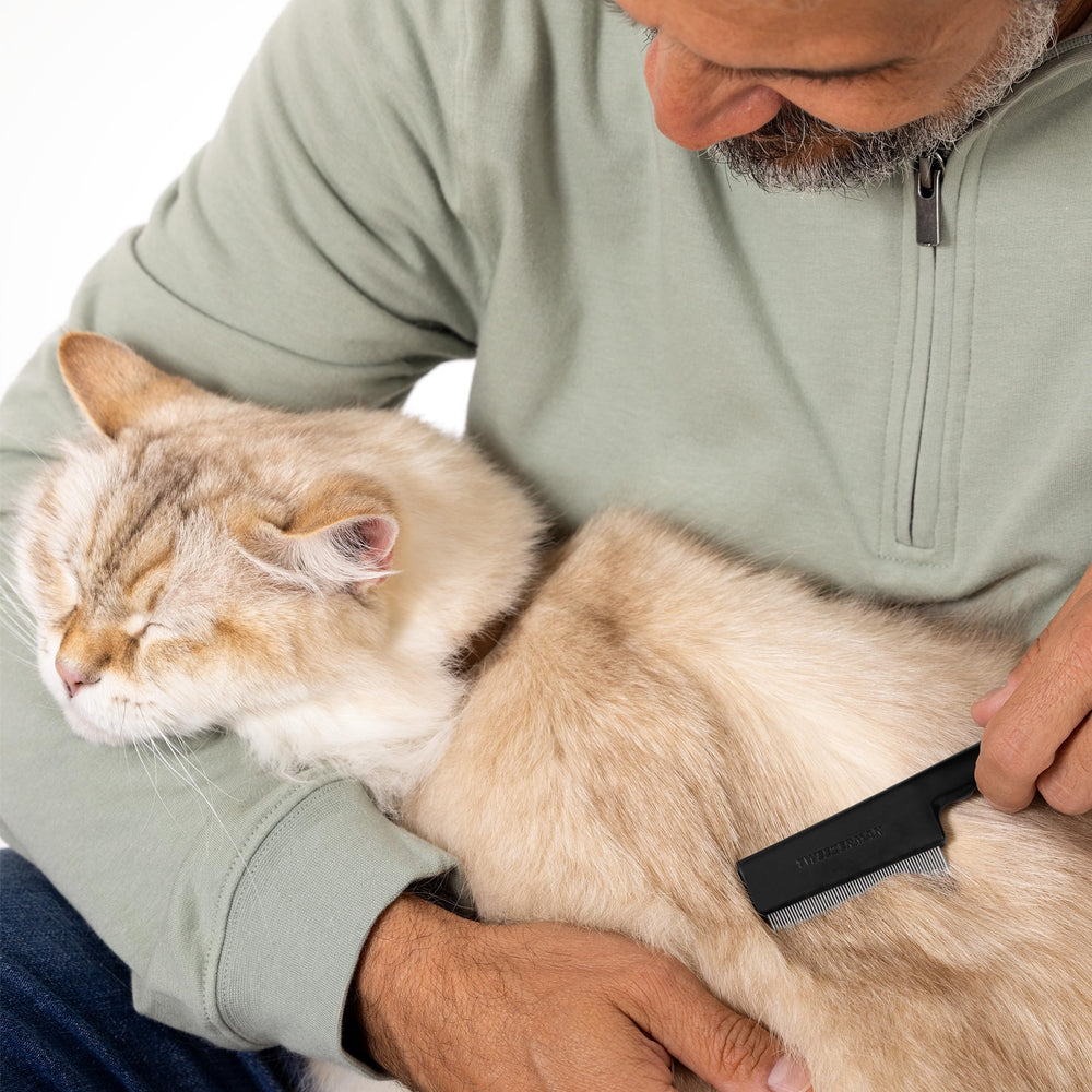 Tweezerman peigne utilisé sur chat pour enlever poils lâches et lisser la fourrure