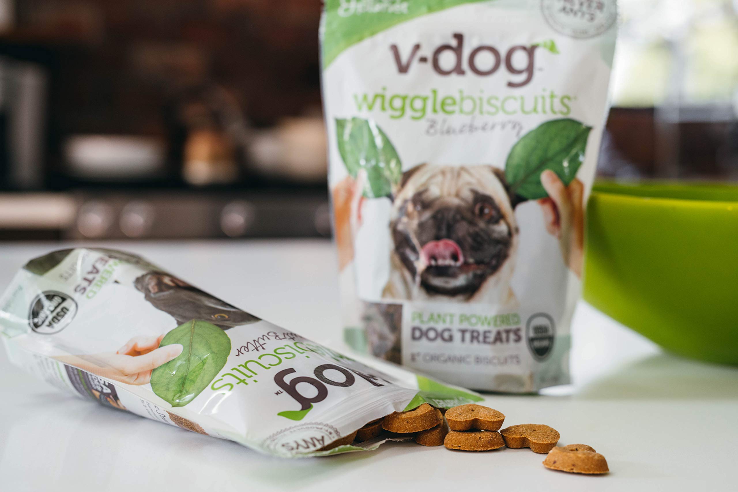 V-dog biscuit coupé dans la main illustrant portion contrôlée et facilité d'utilisation