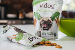 V-dog biscuit coupé dans la main illustrant portion contrôlée et facilité d'utilisation