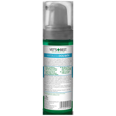 Vet's Best appliquée sur un chien pour un nettoyage sans eau pratique